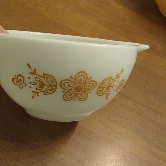 Pyrex Butterfly Gold White Bowl with Gold Floral Accents 1 1/2 PT Cottagecore - Picture 1 of 6